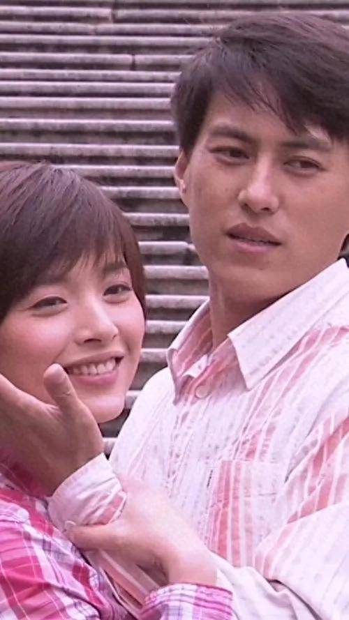 靳东老婆近照曝光，自信大方好美丽！网友：46岁白发有点多