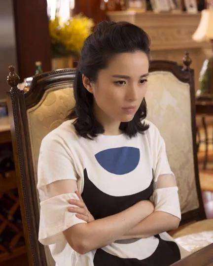 靳东老婆近照曝光，自信大方好美丽！网友：46岁白发有点多