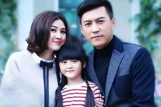 靳东老婆近照曝光，自信大方好美丽！网友：46岁白发有点多