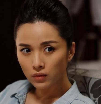 靳东老婆近照曝光，自信大方好美丽！网友：46岁白发有点多