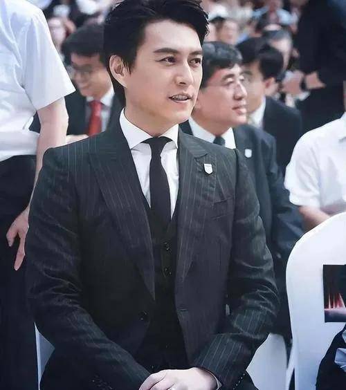 靳东老婆近照曝光，自信大方好美丽！网友：46岁白发有点多