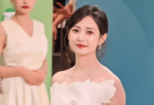 “红气养人也毁人”!离开唐嫣去打酱油的陈钰琪,眼里终于有光了 “红气养人也毁人”!离开唐嫣去打酱油的陈钰琪,眼里终于有光了