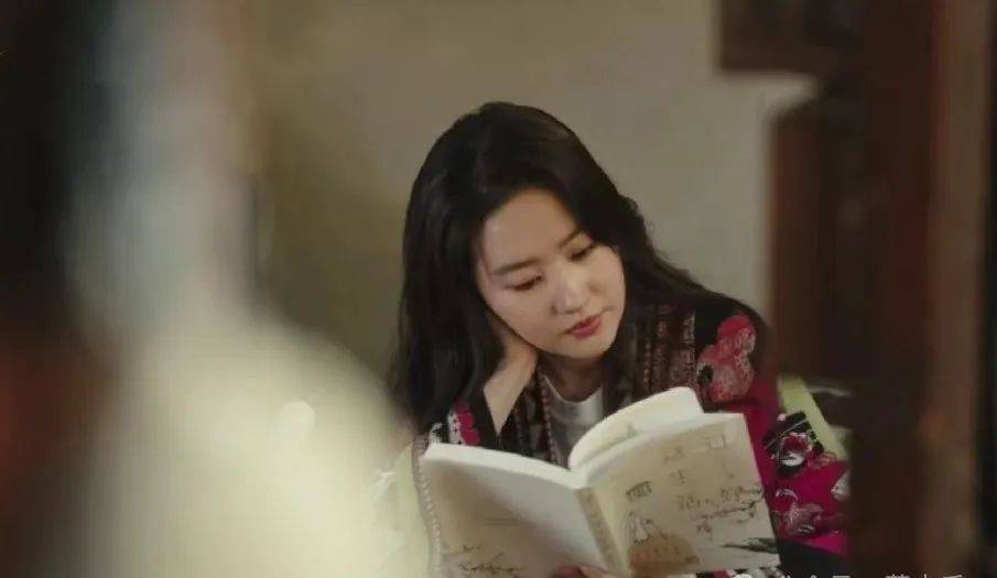 刘亦菲究竟读了多少书？开悟这么早！邓超说：开始以为她看书是装的，后来才发现是真的