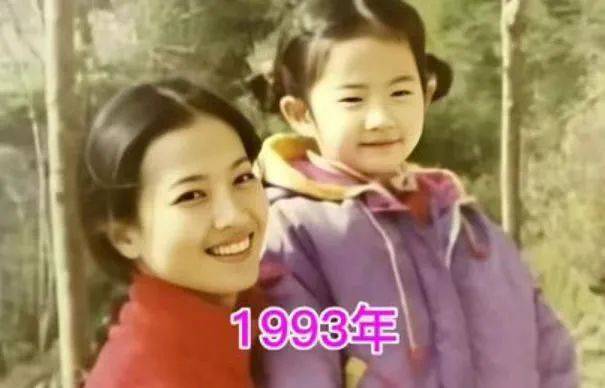 刘亦菲究竟读了多少书？开悟这么早！邓超说：开始以为她看书是装的，后来才发现是真的