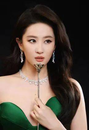 刘亦菲究竟读了多少书？开悟这么早！邓超说：开始以为她看书是装的，后来才发现是真的