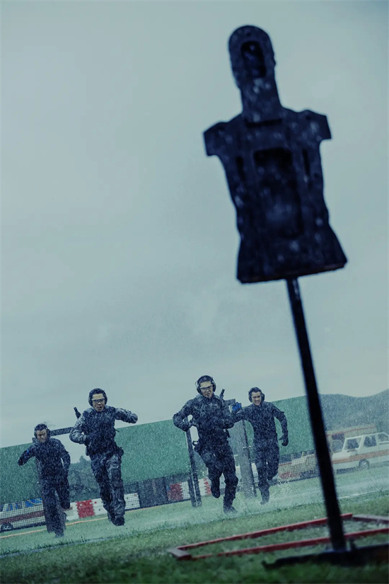 电影《蛟龙行动》特别版定档8.30！IMAX海报曝光
