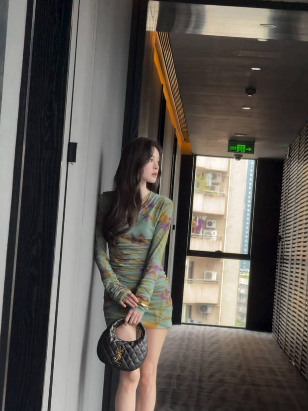 娜扎身穿印花连衣裙秀曼妙身姿