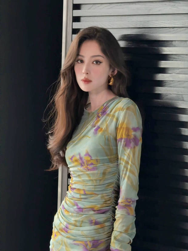 娜扎身穿印花连衣裙秀曼妙身姿