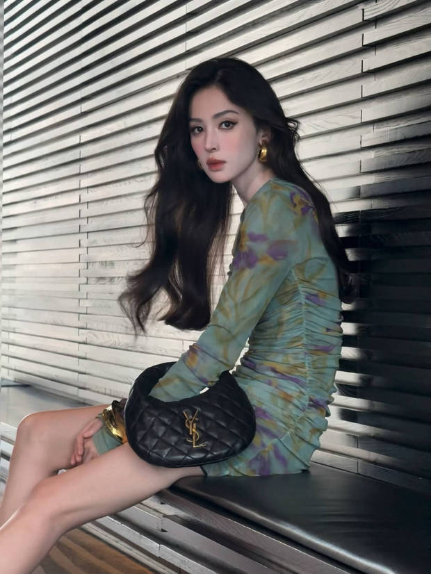 娜扎身穿印花连衣裙秀曼妙身姿