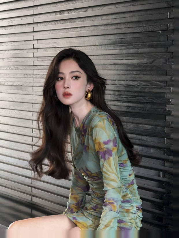 娜扎身穿印花连衣裙秀曼妙身姿