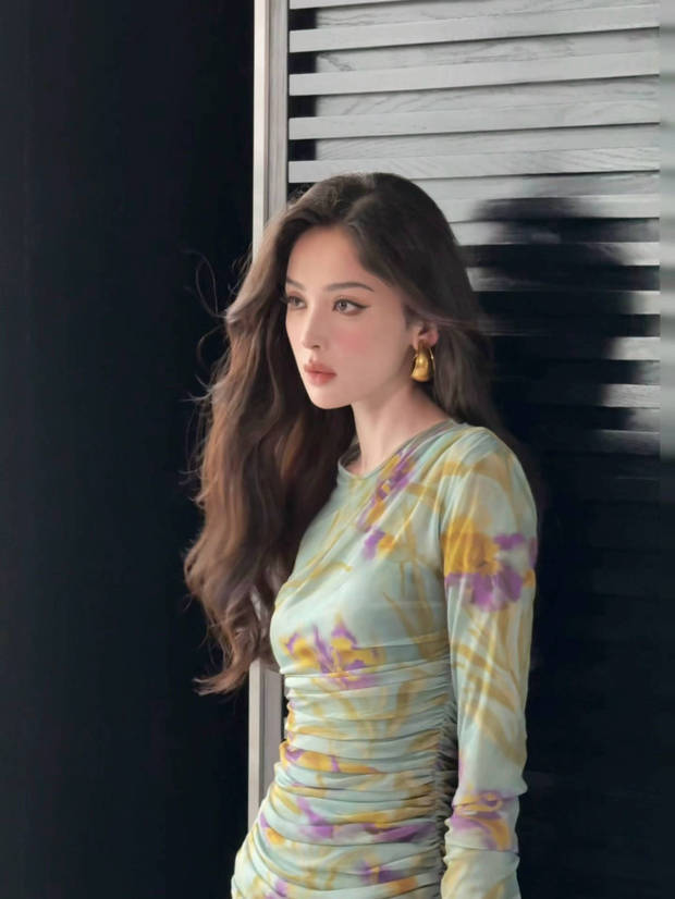 娜扎身穿印花连衣裙秀曼妙身姿
