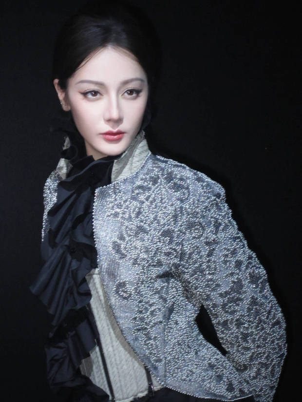 迪丽热巴复古名媛造型尽显女王气质