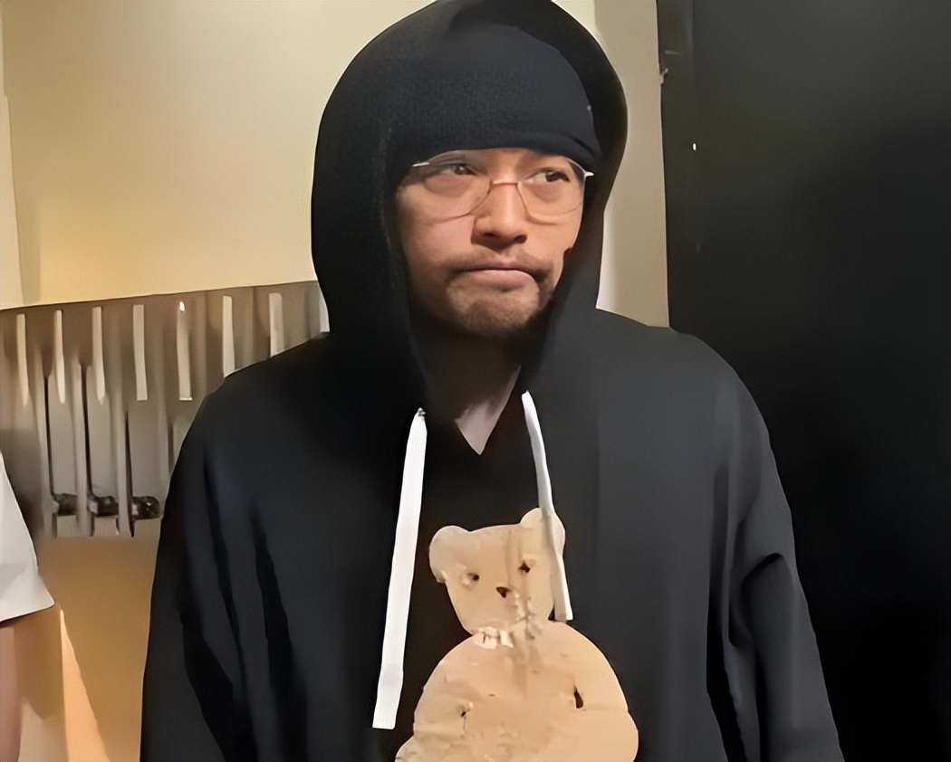 钱再多有什么用！46岁周杰伦现状曝光！病情严重到走路需要人搀扶