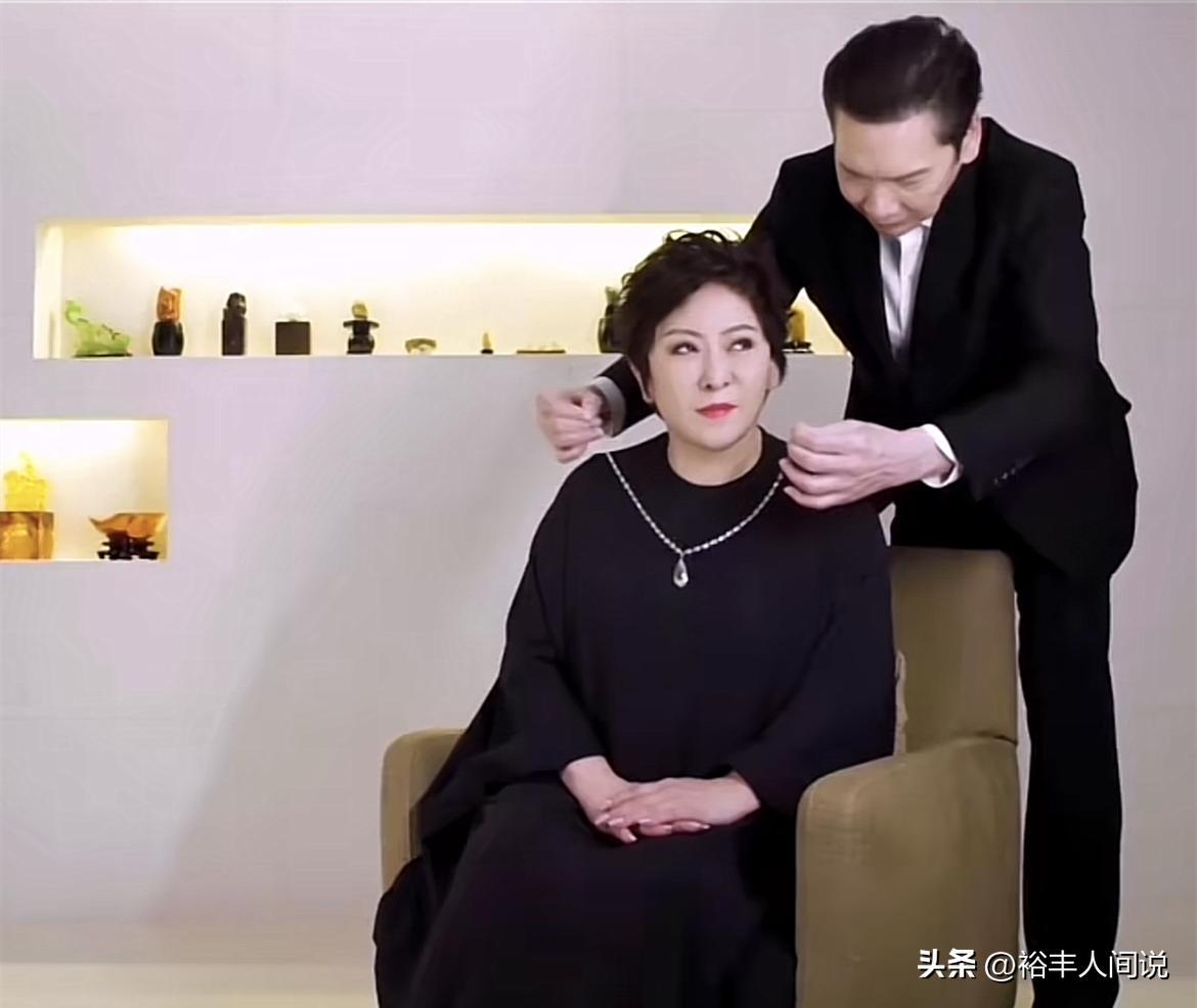 曝向佐疑欠债800万4年不还！知名歌手发视频控诉，向太评论区沦陷