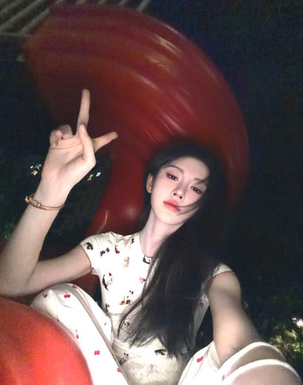 鞠婧祎晒日常随拍清纯温婉 回眸浅笑少女感满满