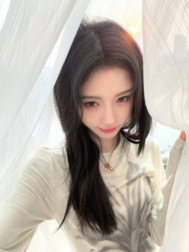 鞠婧祎晒日常随拍清纯温婉 回眸浅笑少女感满满