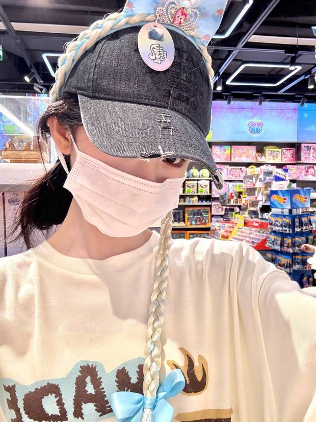 鞠婧祎晒日常随拍清纯温婉 回眸浅笑少女感满满