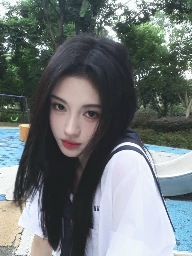 鞠婧祎晒日常随拍清纯温婉 回眸浅笑少女感满满