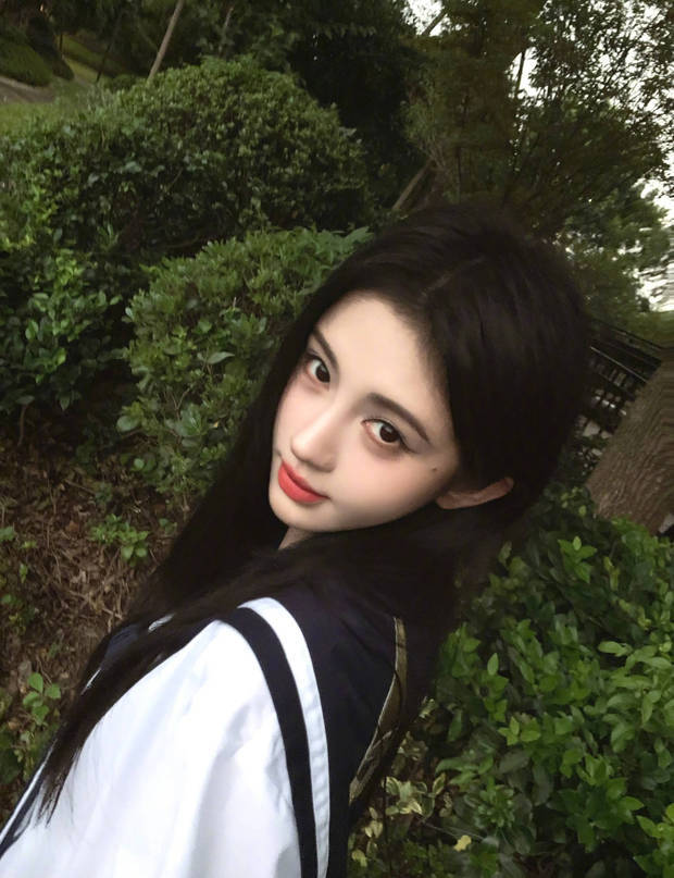 鞠婧祎晒日常随拍清纯温婉 回眸浅笑少女感满满