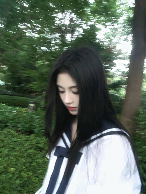 鞠婧祎晒日常随拍清纯温婉 回眸浅笑少女感满满
