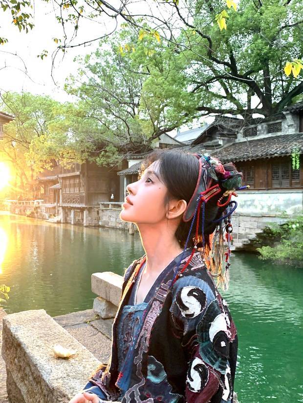 鞠婧祎晒日常随拍清纯温婉 回眸浅笑少女感满满