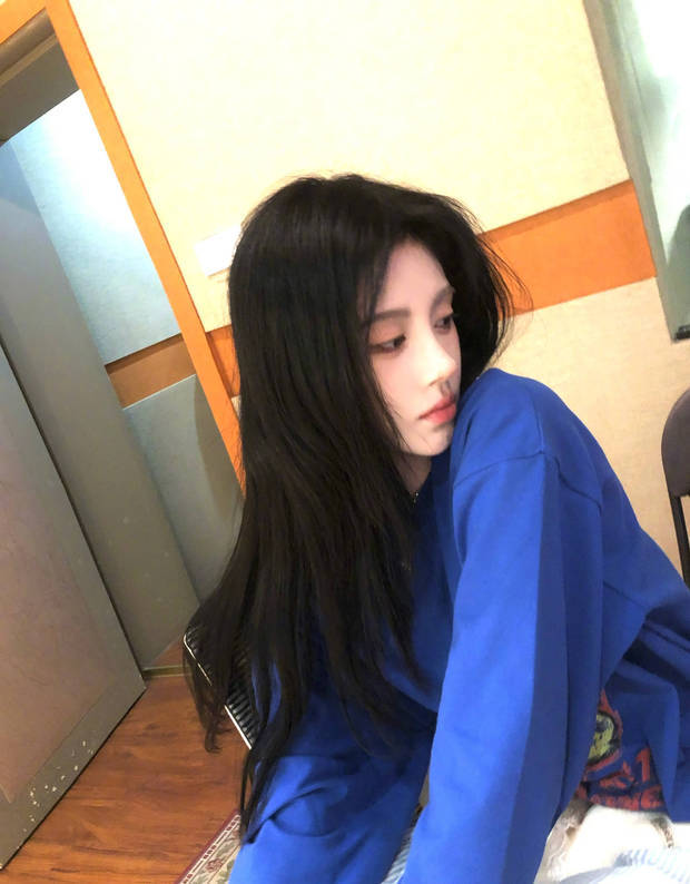 鞠婧祎晒日常随拍清纯温婉 回眸浅笑少女感满满