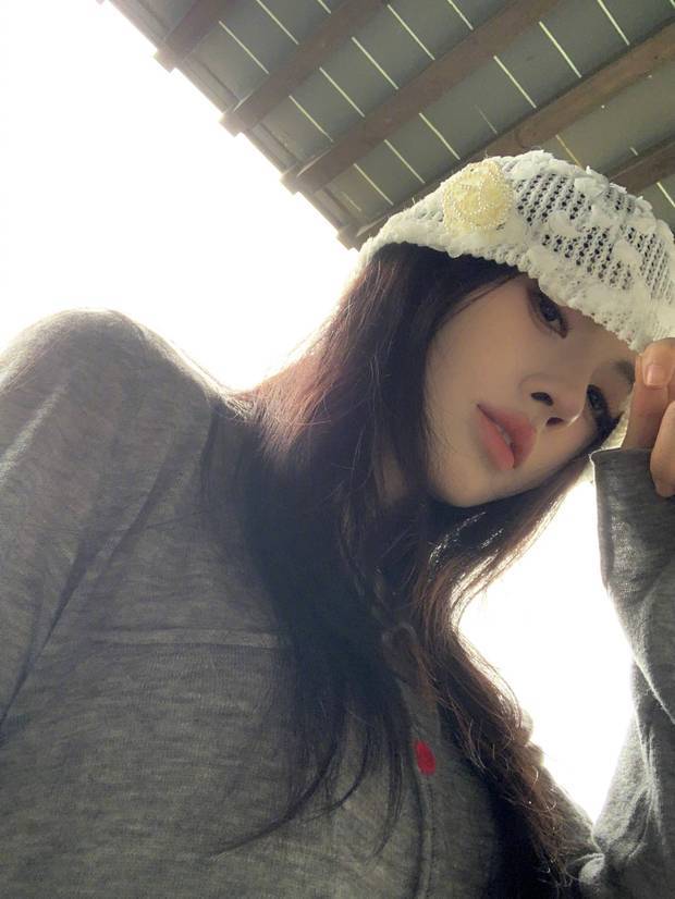鞠婧祎晒日常随拍清纯温婉 回眸浅笑少女感满满