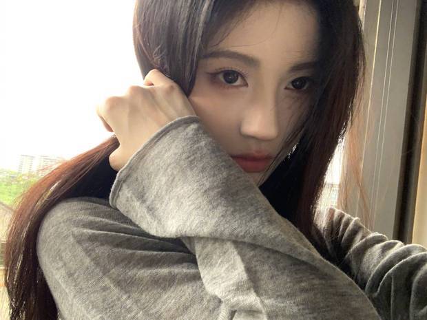 鞠婧祎晒日常随拍清纯温婉 回眸浅笑少女感满满