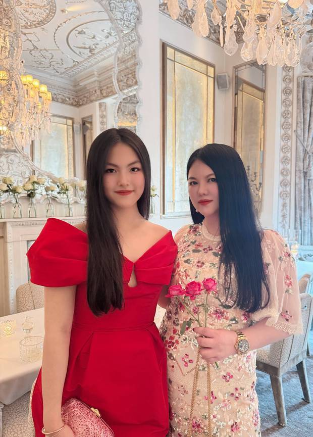 李湘分享王诗龄16岁生日照，穿红色露肩礼服笑容优雅