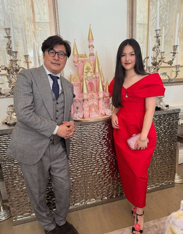 李湘分享王诗龄16岁生日照，穿红色露肩礼服笑容优雅