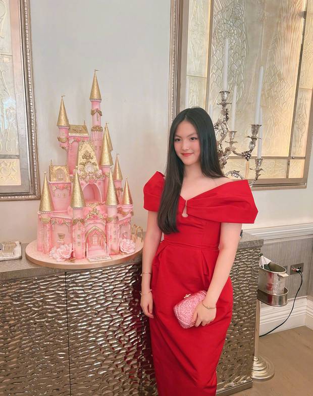 李湘分享王诗龄16岁生日照，穿红色露肩礼服笑容优雅