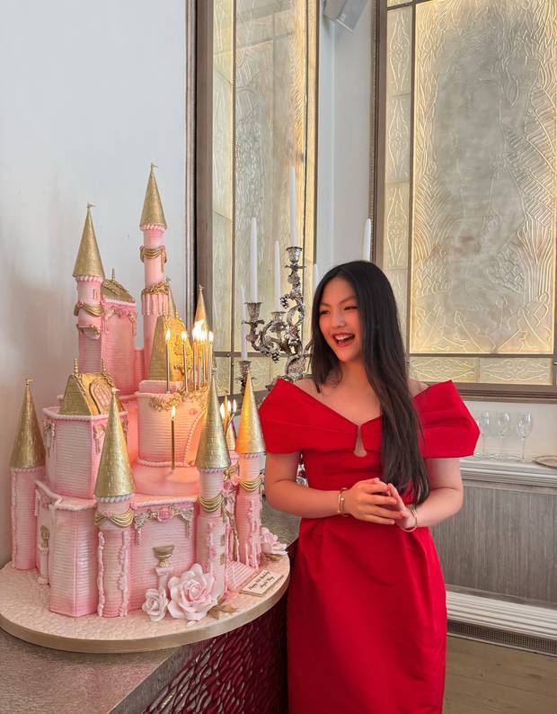 李湘分享王诗龄16岁生日照，穿红色露肩礼服笑容优雅