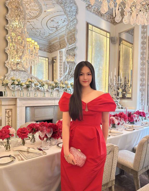李湘分享王诗龄16岁生日照，穿红色露肩礼服笑容优雅