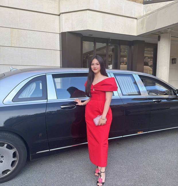 李湘分享王诗龄16岁生日照，穿红色露肩礼服笑容优雅