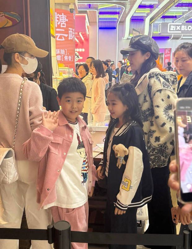 董璇佟丽娅带娃逛商场 小酒窝朵朵热情打招呼超可爱 董璇佟丽娅带娃逛商场 小酒窝朵朵热情打招呼超可爱