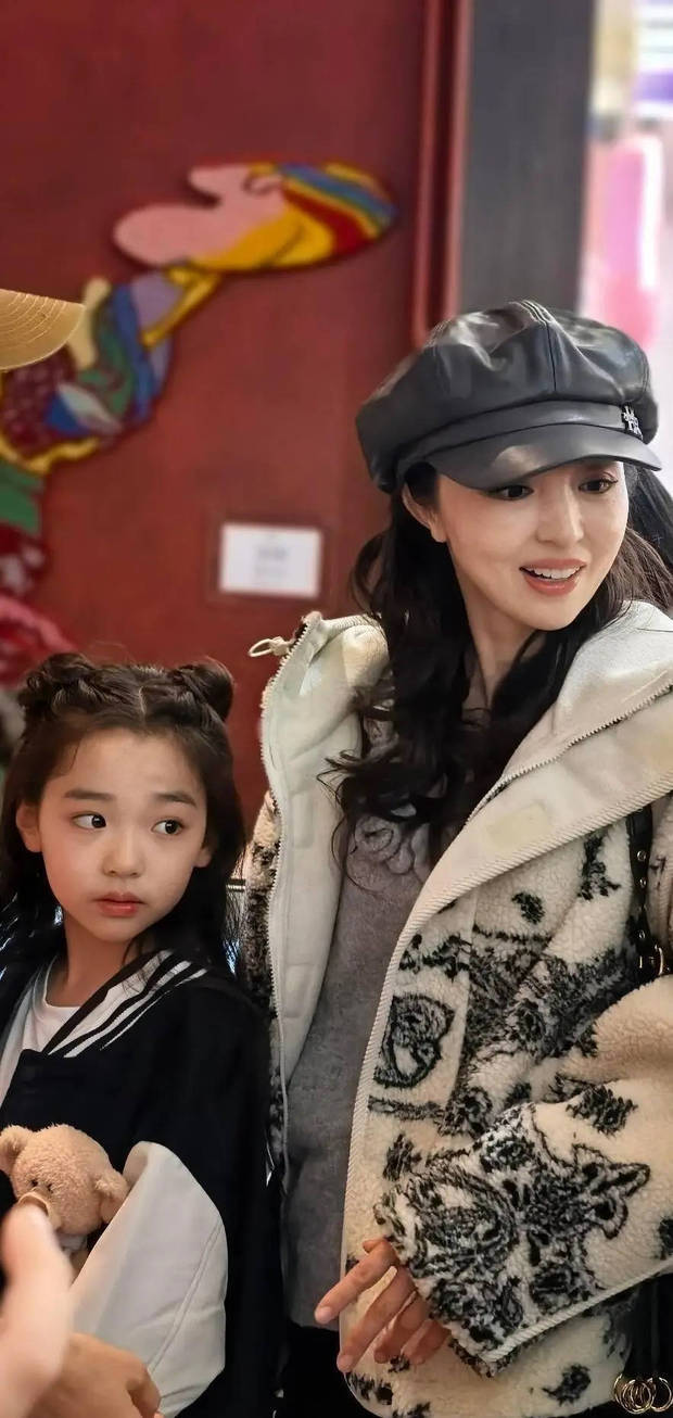 董璇佟丽娅带娃逛商场 小酒窝朵朵热情打招呼超可爱 董璇佟丽娅带娃逛商场 小酒窝朵朵热情打招呼超可爱