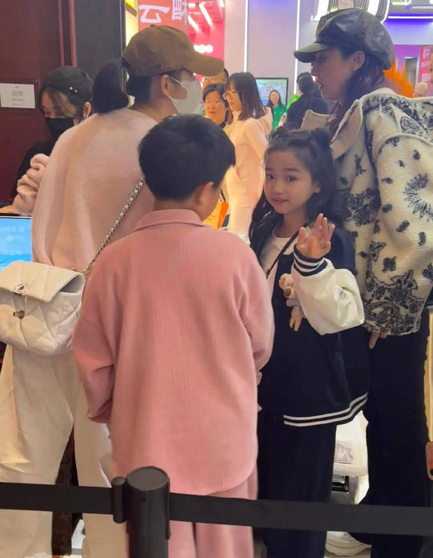 董璇佟丽娅带娃逛商场 小酒窝朵朵热情打招呼超可爱 董璇佟丽娅带娃逛商场 小酒窝朵朵热情打招呼超可爱