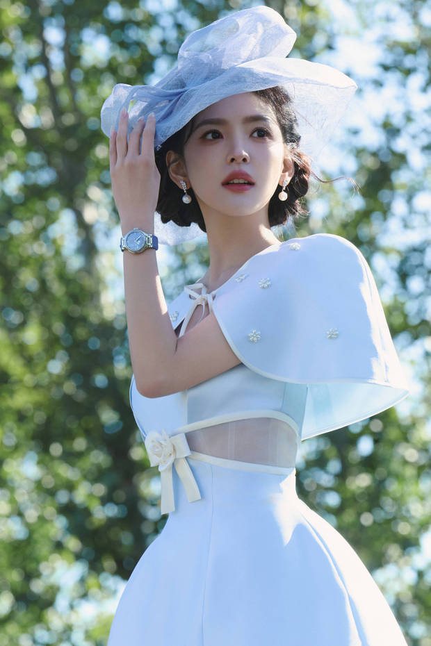 章若楠白裙化身民国千金 温柔抚马画面唯美 章若楠白裙化身民国千金 温柔抚马画面唯美