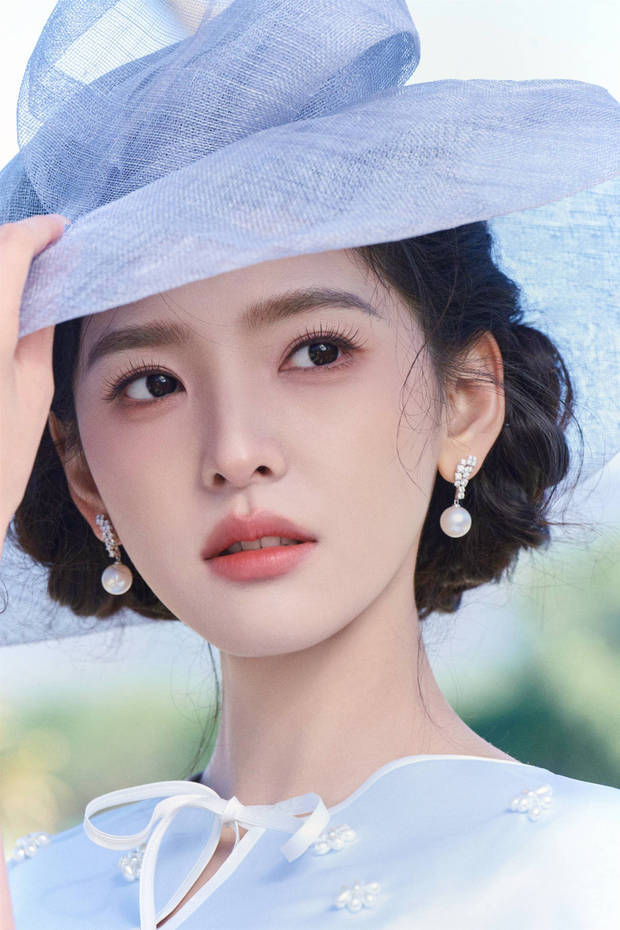 章若楠白裙化身民国千金 温柔抚马画面唯美 章若楠白裙化身民国千金 温柔抚马画面唯美