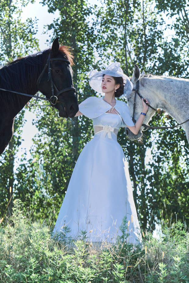 章若楠白裙化身民国千金 温柔抚马画面唯美 章若楠白裙化身民国千金 温柔抚马画面唯美