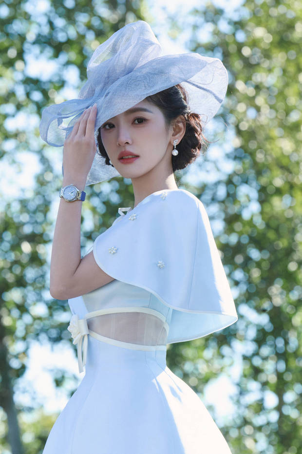 章若楠白裙化身民国千金 温柔抚马画面唯美 章若楠白裙化身民国千金 温柔抚马画面唯美