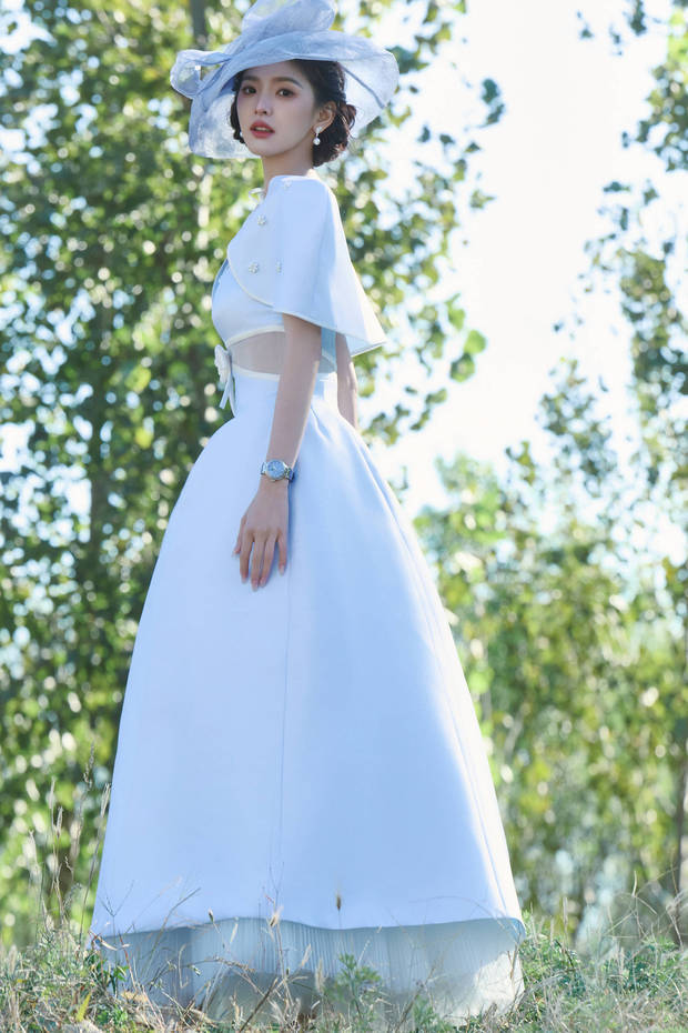 章若楠白裙化身民国千金 温柔抚马画面唯美 章若楠白裙化身民国千金 温柔抚马画面唯美