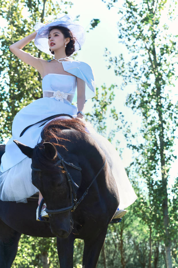 章若楠白裙化身民国千金 温柔抚马画面唯美 章若楠白裙化身民国千金 温柔抚马画面唯美
