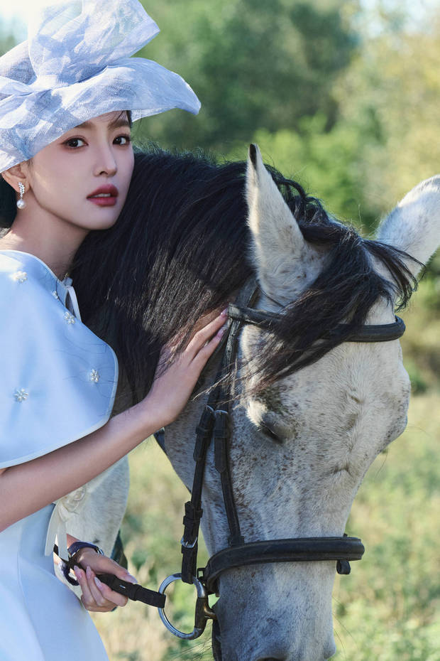 章若楠白裙化身民国千金 温柔抚马画面唯美 章若楠白裙化身民国千金 温柔抚马画面唯美