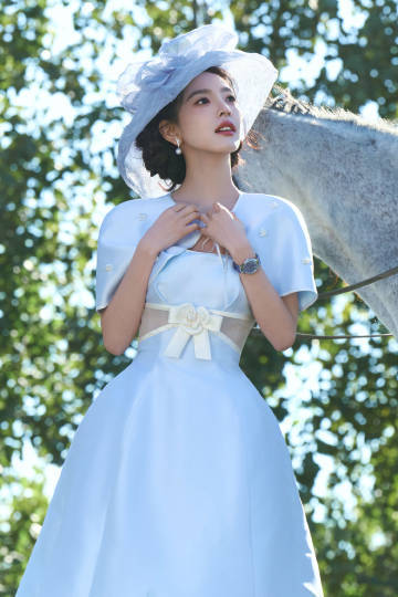 章若楠白裙化身民国千金 温柔抚马画面唯美 章若楠白裙化身民国千金 温柔抚马画面唯美