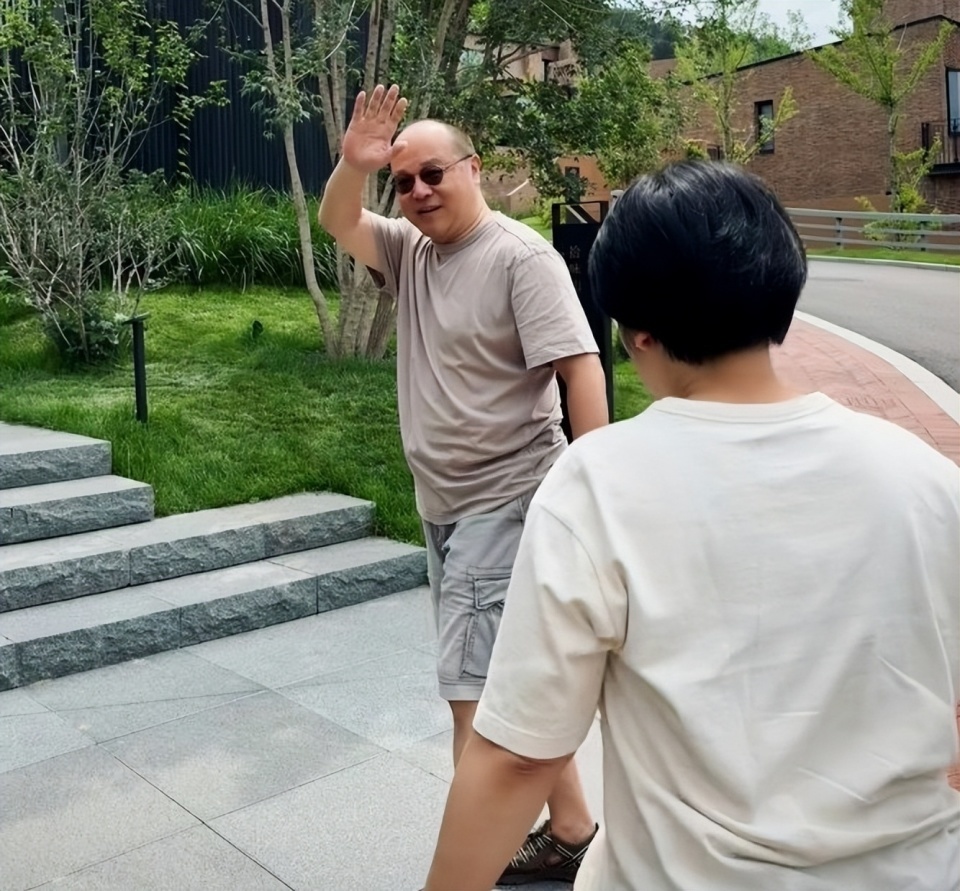 56岁王菲没想到，自己那因出轨离婚的前夫窦唯，如今活成了这样