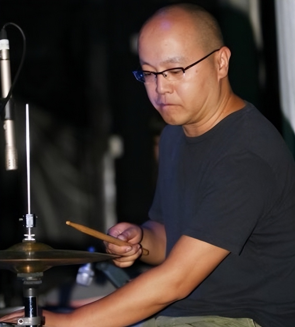 56岁王菲没想到，自己那因出轨离婚的前夫窦唯，如今活成了这样