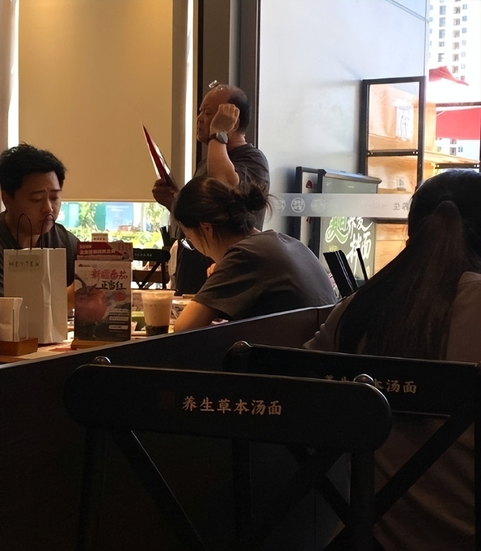 56岁王菲没想到，自己那因出轨离婚的前夫窦唯，如今活成了这样