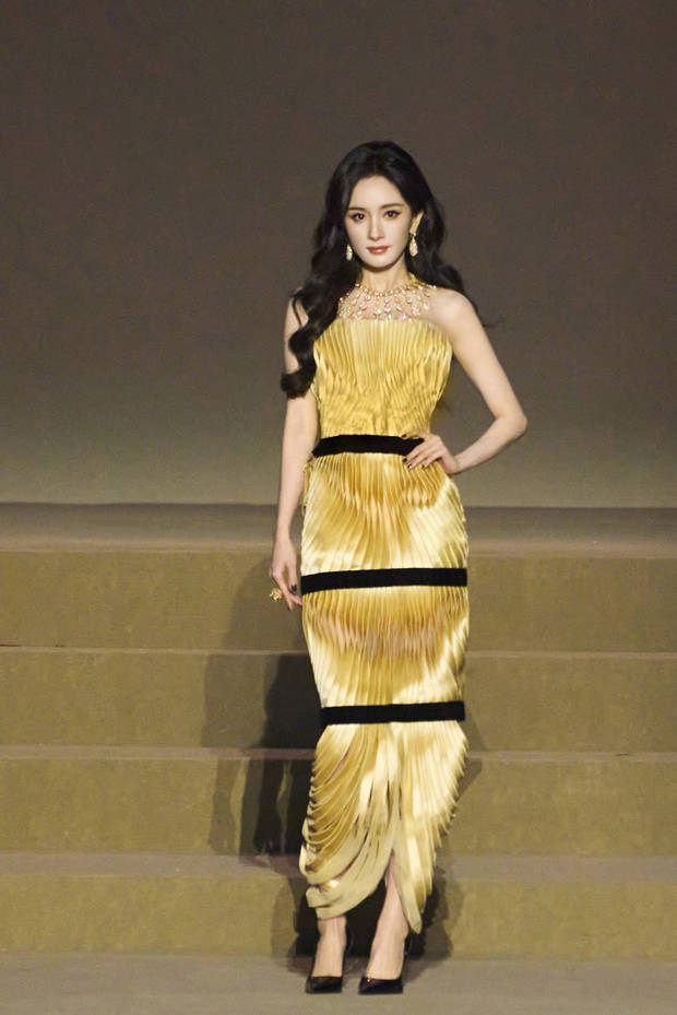 杨幂穿鎏金抹胸裙耀眼夺目 如金色曼陀罗魅力四射 杨幂穿鎏金抹胸裙耀眼夺目 如金色曼陀罗魅力四射