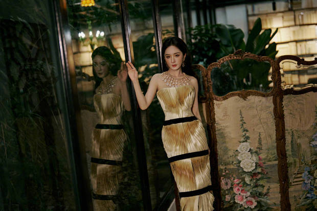 杨幂穿鎏金抹胸裙耀眼夺目 如金色曼陀罗魅力四射 杨幂穿鎏金抹胸裙耀眼夺目 如金色曼陀罗魅力四射